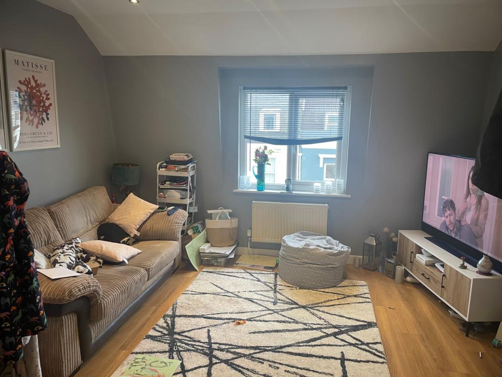 Lot: 93 - LEASEHOLD FLAT WITH PARKING SPACE - Living Room